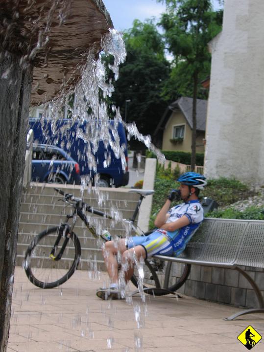 Karta1_ 031.jpg - Po 20km docieramy pod fontannę w Gloggnitz. Jest czas na co kto chce. W tle cyborg nr 1 (Krzysiek)